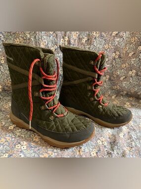 Columbia Quilted Olive Green Winter Boots with Red Laces